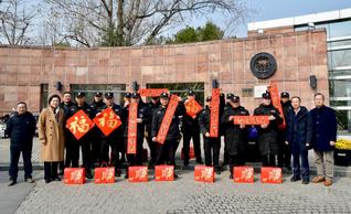 校党委书记郑庆华、校长杨金龙看...